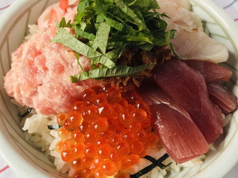 梅と大葉でさっぱりと食べられる♪海鮮丼